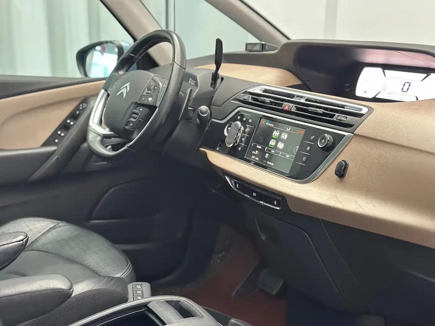 2015 Civic Civic Grand 1.6T Luxury 7-Seater — миниатюра 42