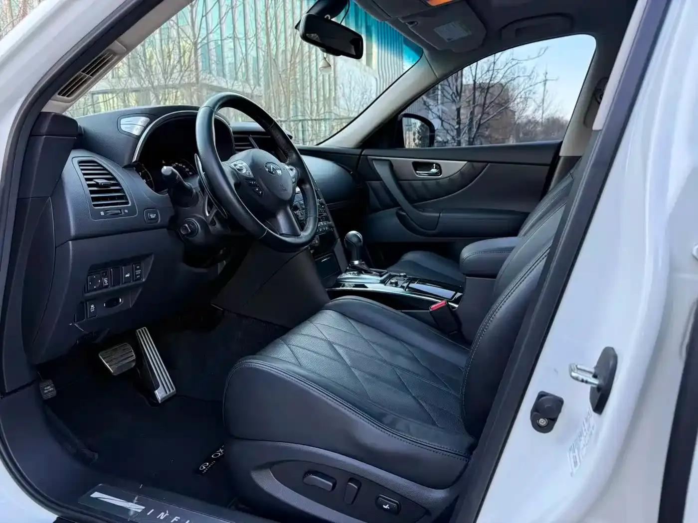 Infiniti QX70 2013 3.7L Standard Edition — миниатюра 4