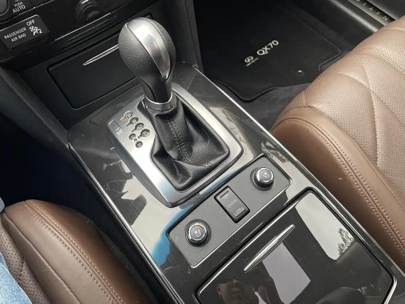 Infiniti QX70 2013 3.7L Standard Edition — миниатюра 10