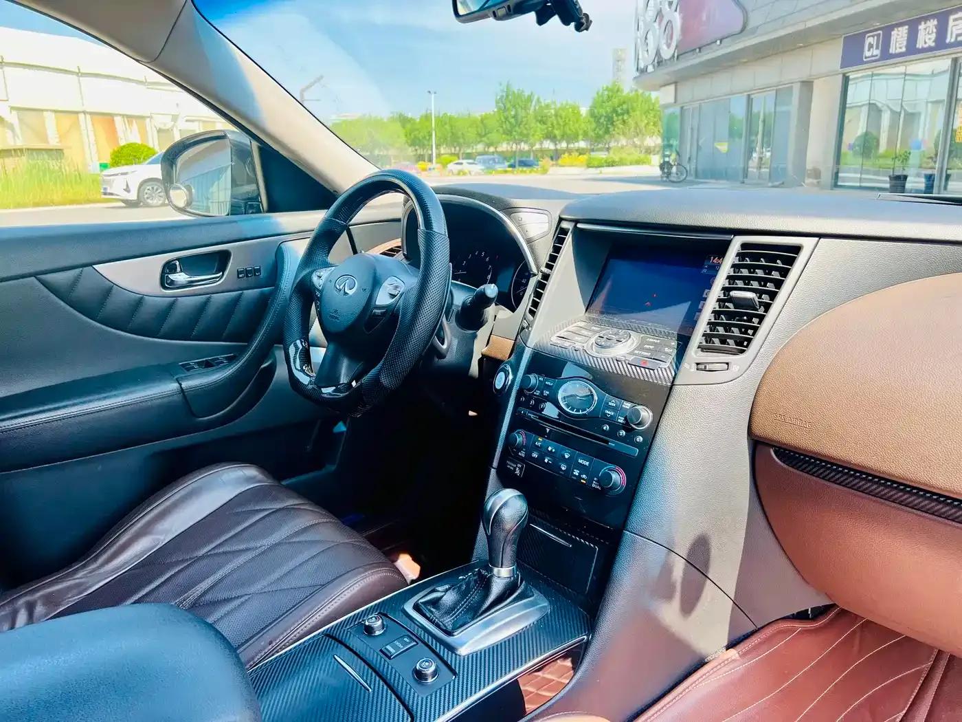 Infiniti QX70 2013 3.7L Standard Edition — миниатюра 9