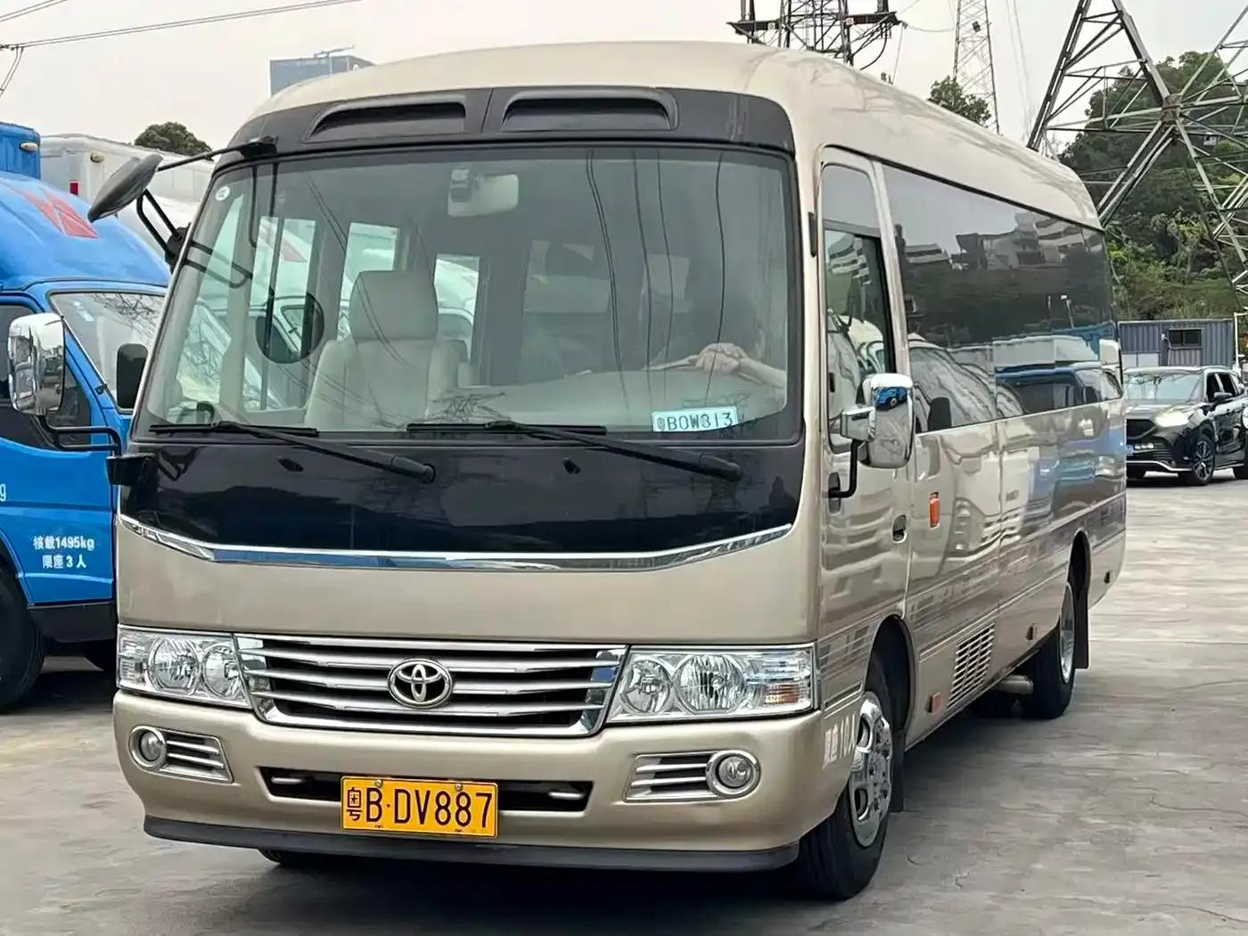 2017 Toyota Coaster 4.0L Manual — миниатюра 1