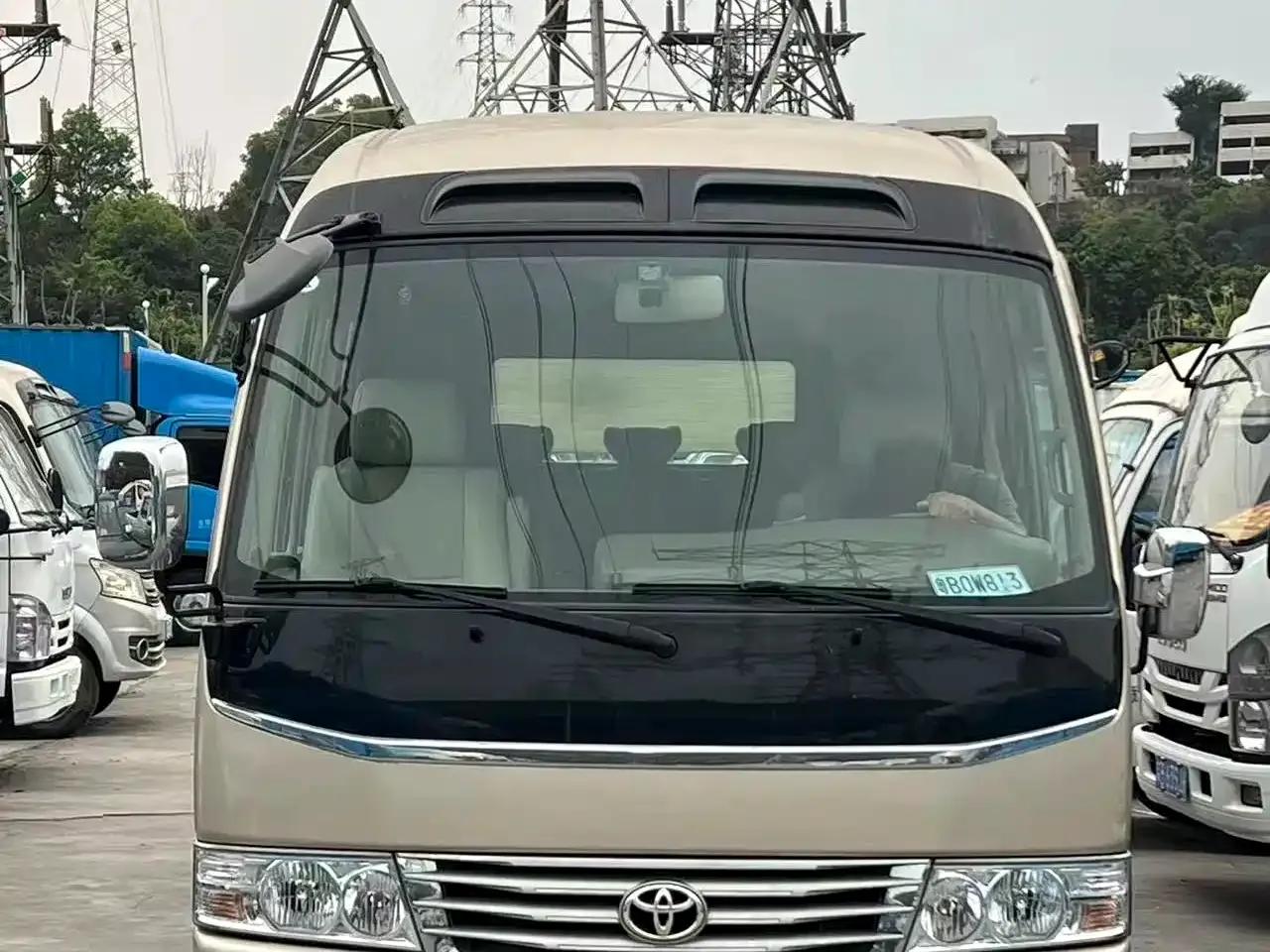 2017 Toyota Coaster 4.0L Manual — миниатюра 2