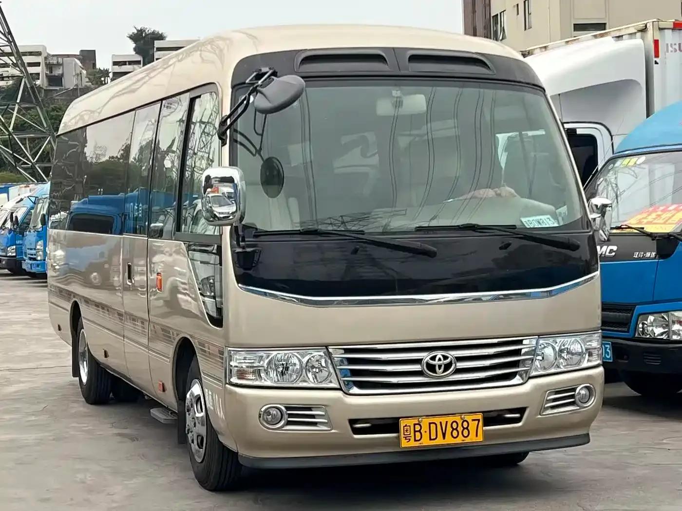 2017 Toyota Coaster 4.0L Manual — миниатюра 3