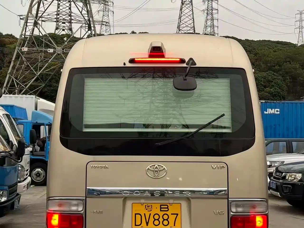 2017 Toyota Coaster 4.0L Manual — миниатюра 5