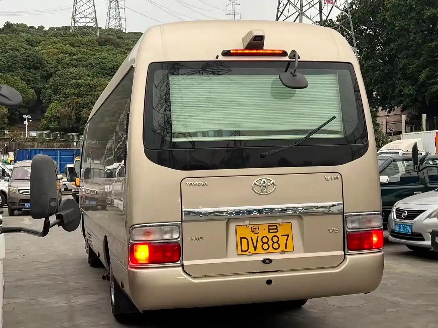 2017 Toyota Coaster 4.0L Manual — миниатюра 6