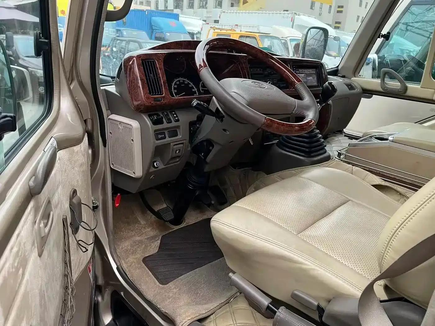 2017 Toyota Coaster 4.0L Manual — миниатюра 7