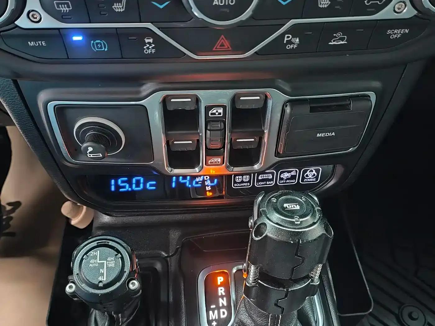Jeep Wrangler New Energy 2021 Model 4-Door 2.0T 4xe Sahara — миниатюра 13