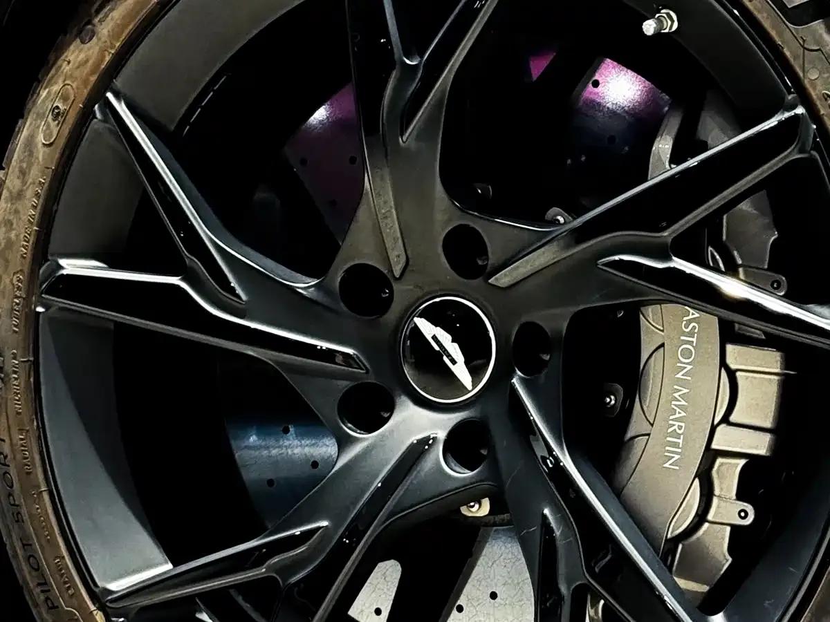 2019 Aston Martin DBS Superleggera V12 Coupe — миниатюра 14