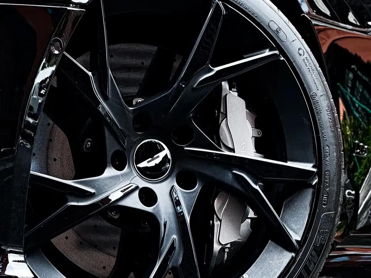 2019 Aston Martin DBS Superleggera V12 Coupe — миниатюра 18