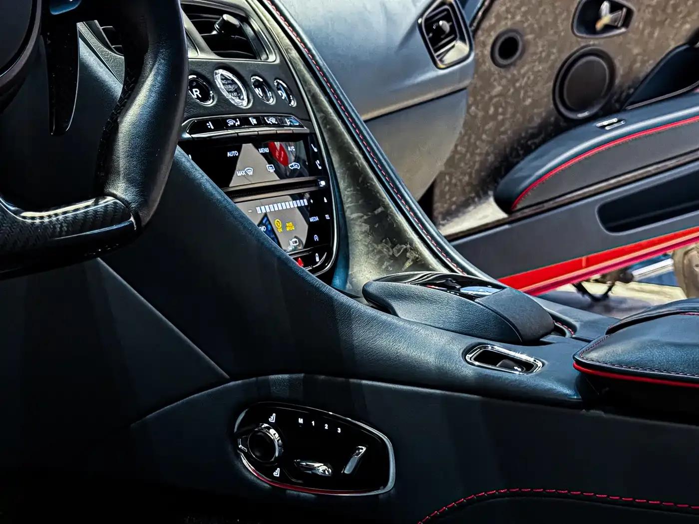 2019 Aston Martin DBS Superleggera V12 Coupe — миниатюра 10