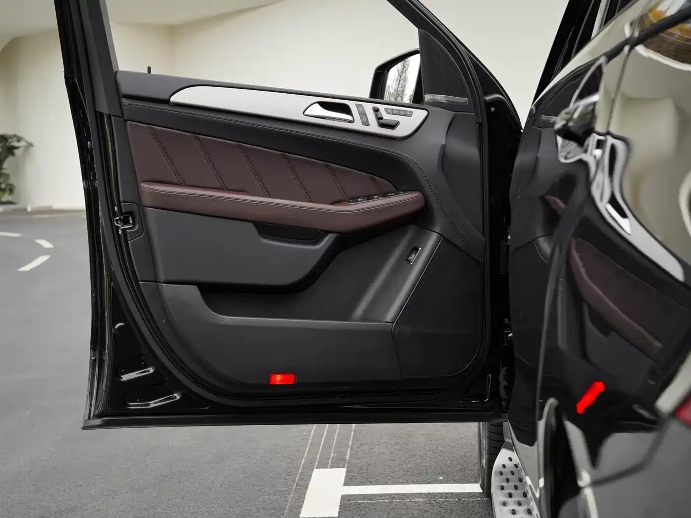 2012 Mercedes-Benz M-Class AMG ML 63 — миниатюра 17