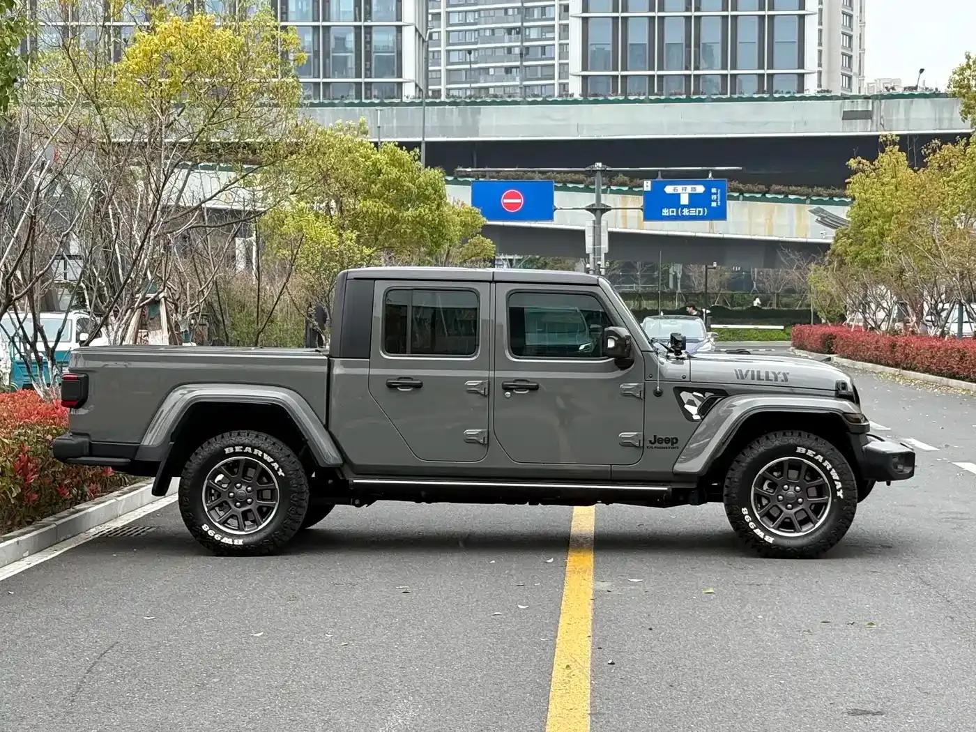 Gladiator 2022 3.6L First Edition — миниатюра 4