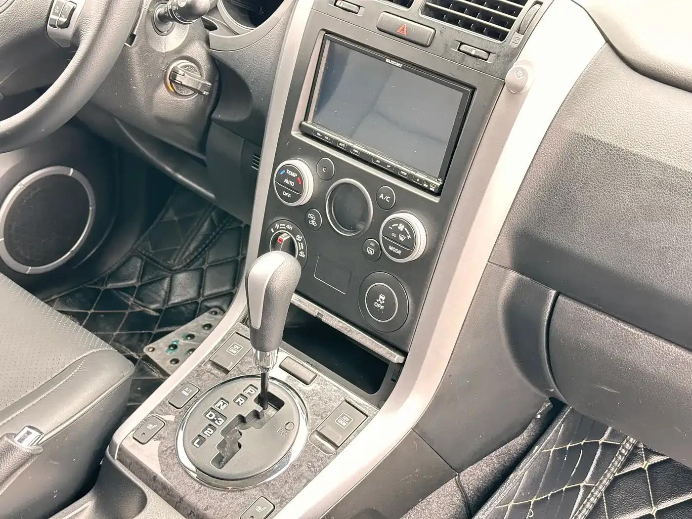 2012 Grand Vitara 2.4L AT Luxury Navigation 5-Door Edition — миниатюра 16