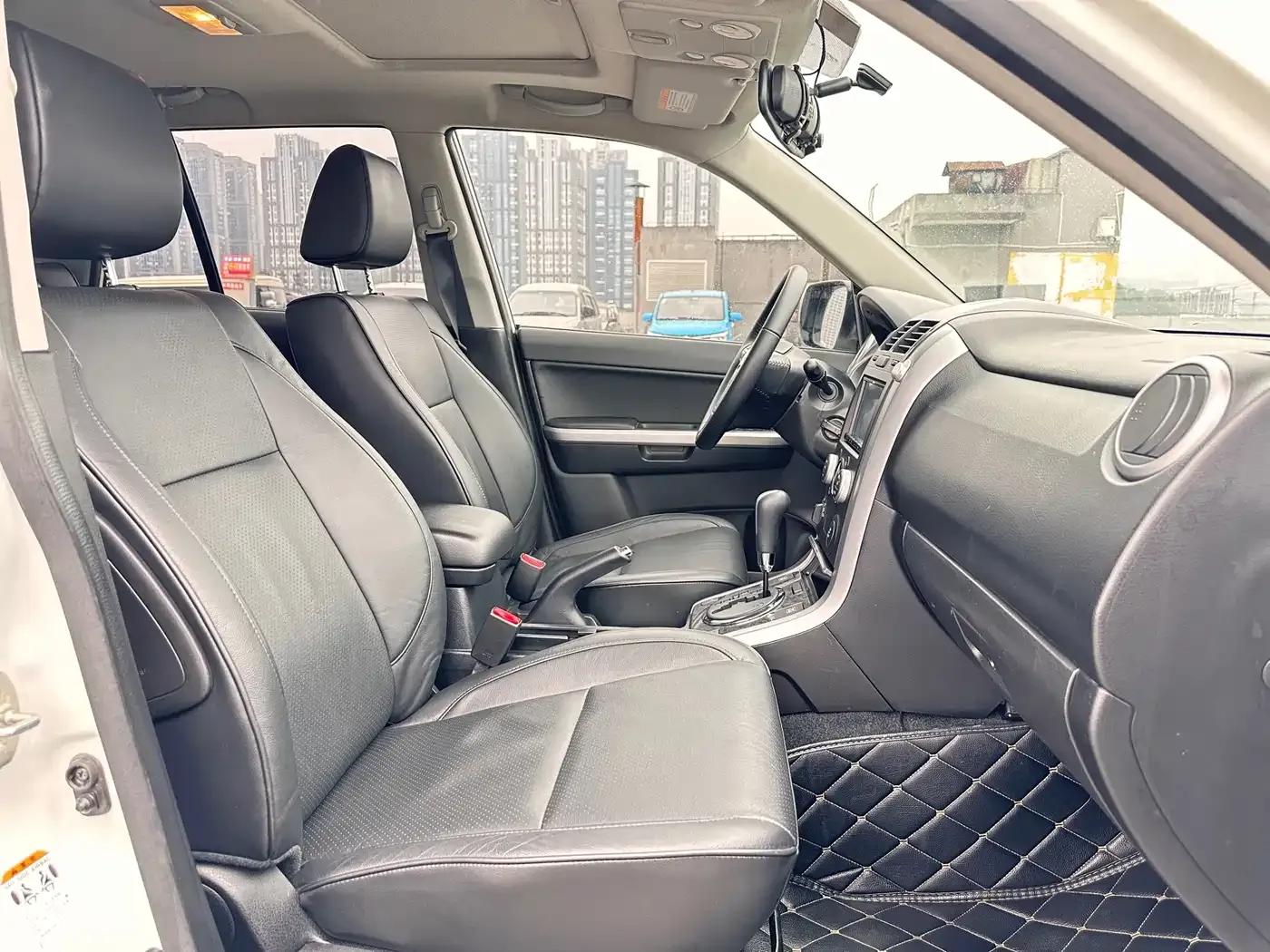 2012 Grand Vitara 2.4L AT Luxury Navigation 5-Door Edition — миниатюра 17