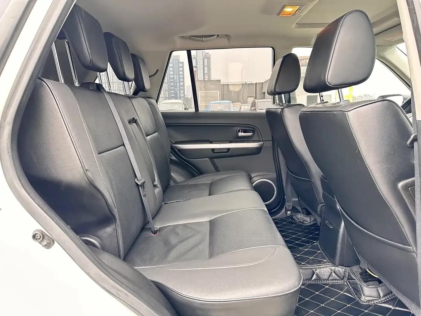 2012 Grand Vitara 2.4L AT Luxury Navigation 5-Door Edition — миниатюра 18