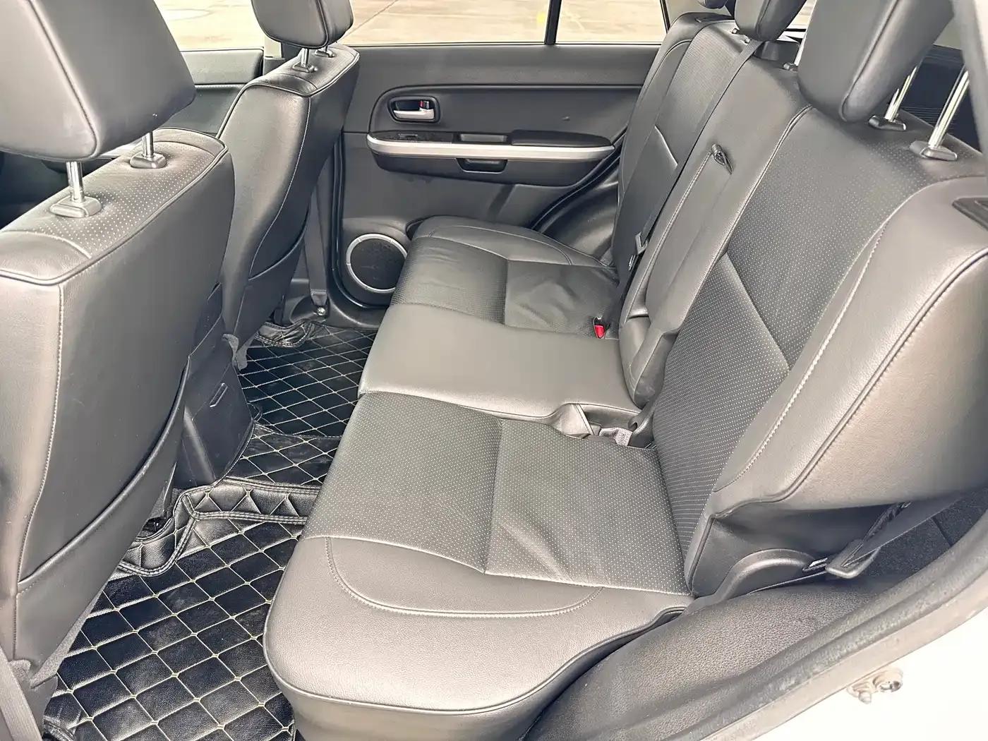 2012 Grand Vitara 2.4L AT Luxury Navigation 5-Door Edition — миниатюра 19