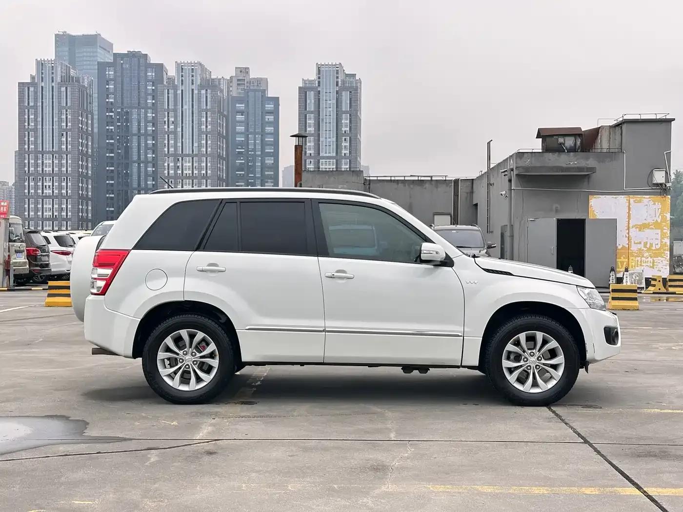 2012 Grand Vitara 2.4L AT Luxury Navigation 5-Door Edition — миниатюра 4
