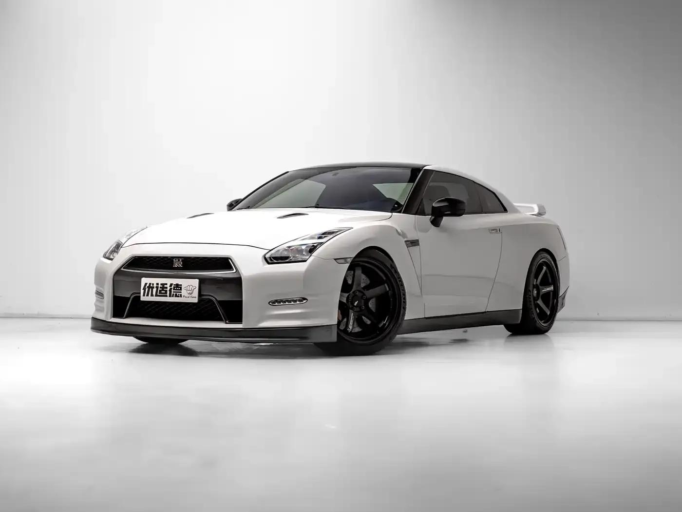 2010 Nissan GT-R 3.8T Premium Edition — миниатюра 1