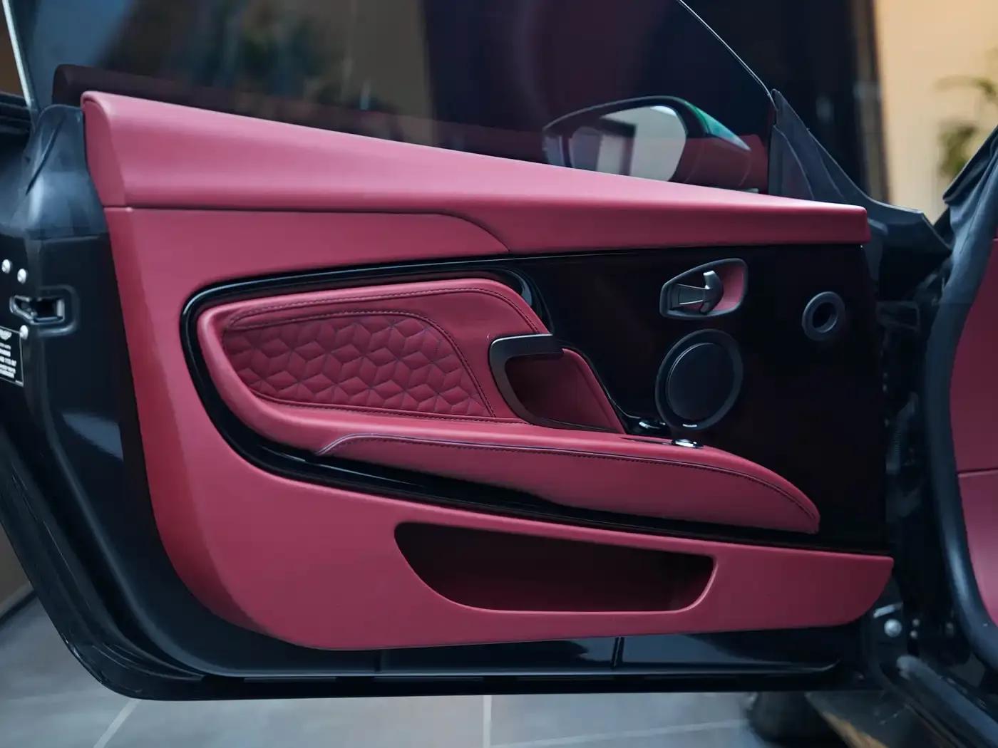 2019 Aston Martin DBS Superleggera V12 Coupe — миниатюра 21