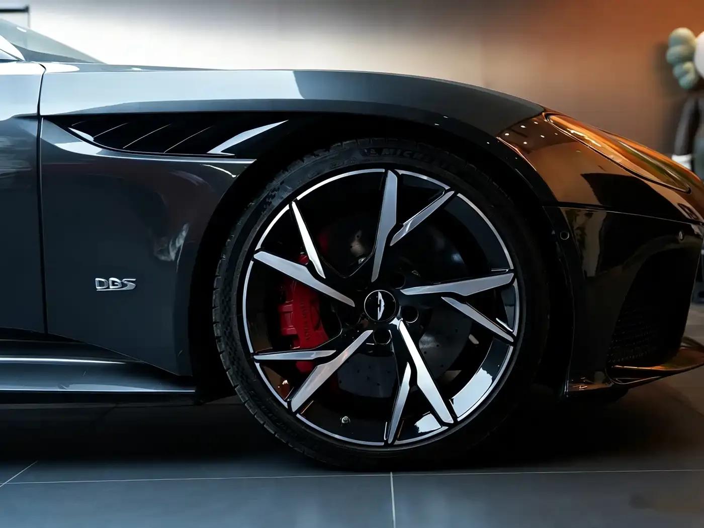 2019 Aston Martin DBS Superleggera V12 Coupe — миниатюра 9