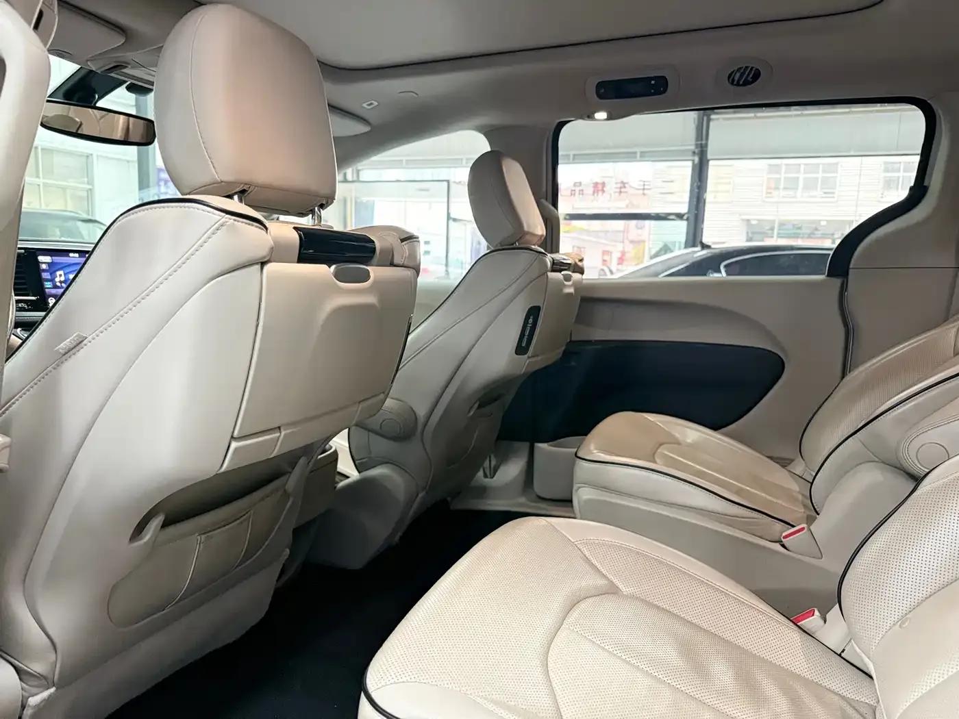 2018 Imported Grand Voyager PHEV 3.6L Plug-in Hybrid — миниатюра 11