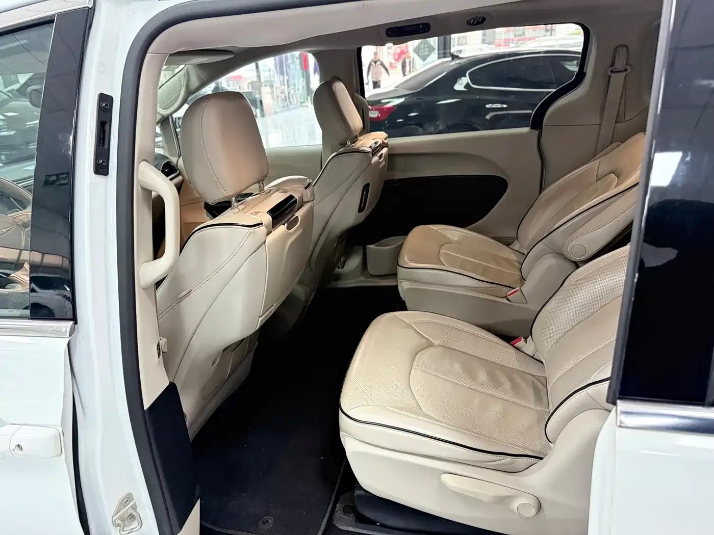 2018 Imported Grand Voyager PHEV 3.6L Plug-in Hybrid — миниатюра 12