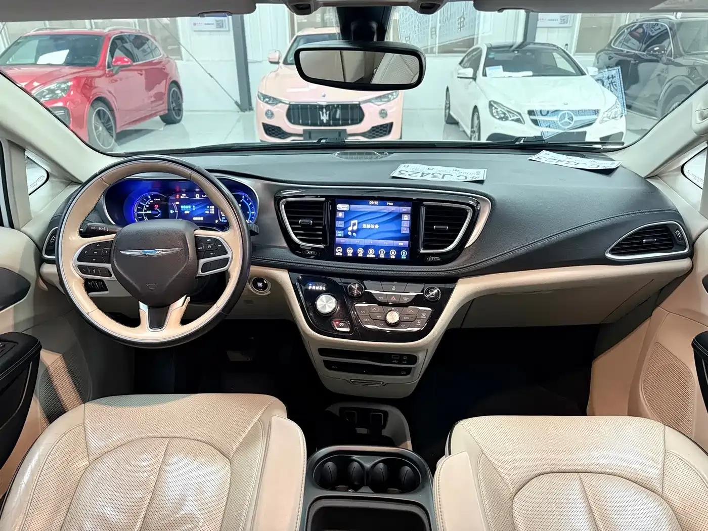 2018 Imported Grand Voyager PHEV 3.6L Plug-in Hybrid — миниатюра 13
