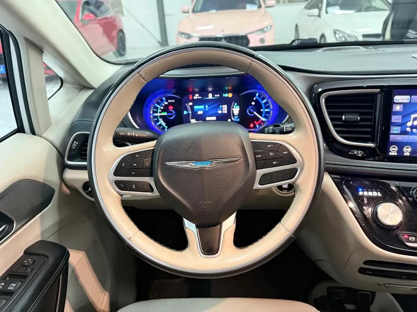 2018 Imported Grand Voyager PHEV 3.6L Plug-in Hybrid — миниатюра 14