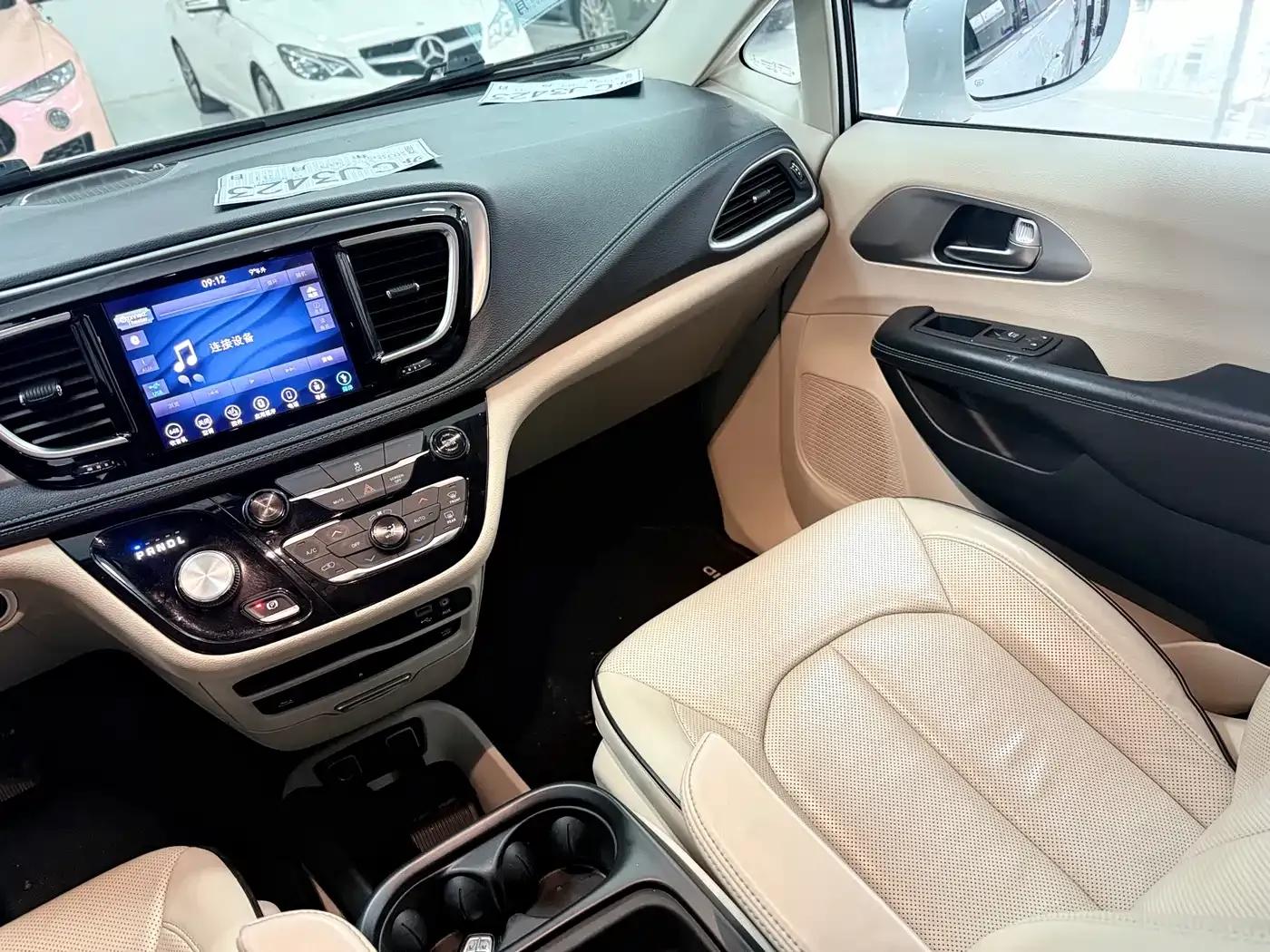2018 Imported Grand Voyager PHEV 3.6L Plug-in Hybrid — миниатюра 15