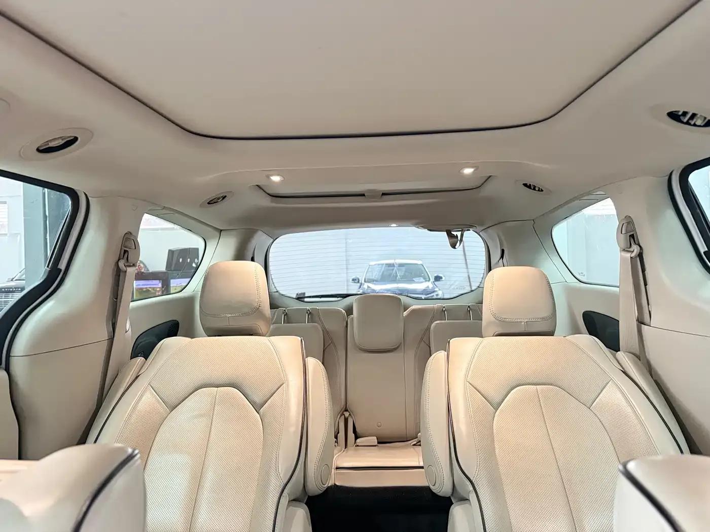 2018 Imported Grand Voyager PHEV 3.6L Plug-in Hybrid — миниатюра 16