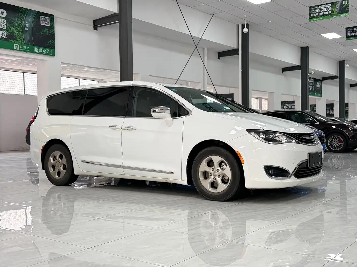 2018 Imported Grand Voyager PHEV 3.6L Plug-in Hybrid — миниатюра 3