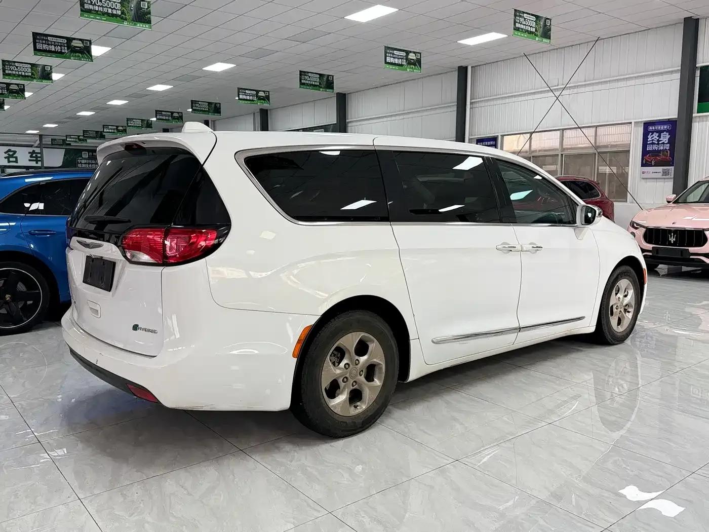 2018 Imported Grand Voyager PHEV 3.6L Plug-in Hybrid — миниатюра 4