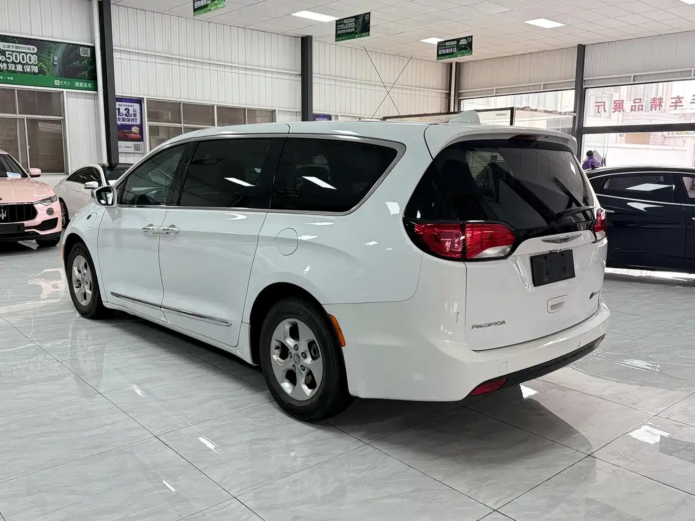 2018 Imported Grand Voyager PHEV 3.6L Plug-in Hybrid — миниатюра 6