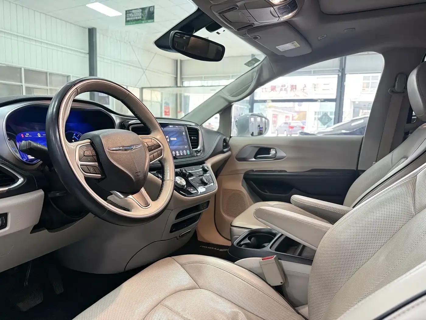 2018 Imported Grand Voyager PHEV 3.6L Plug-in Hybrid — миниатюра 7