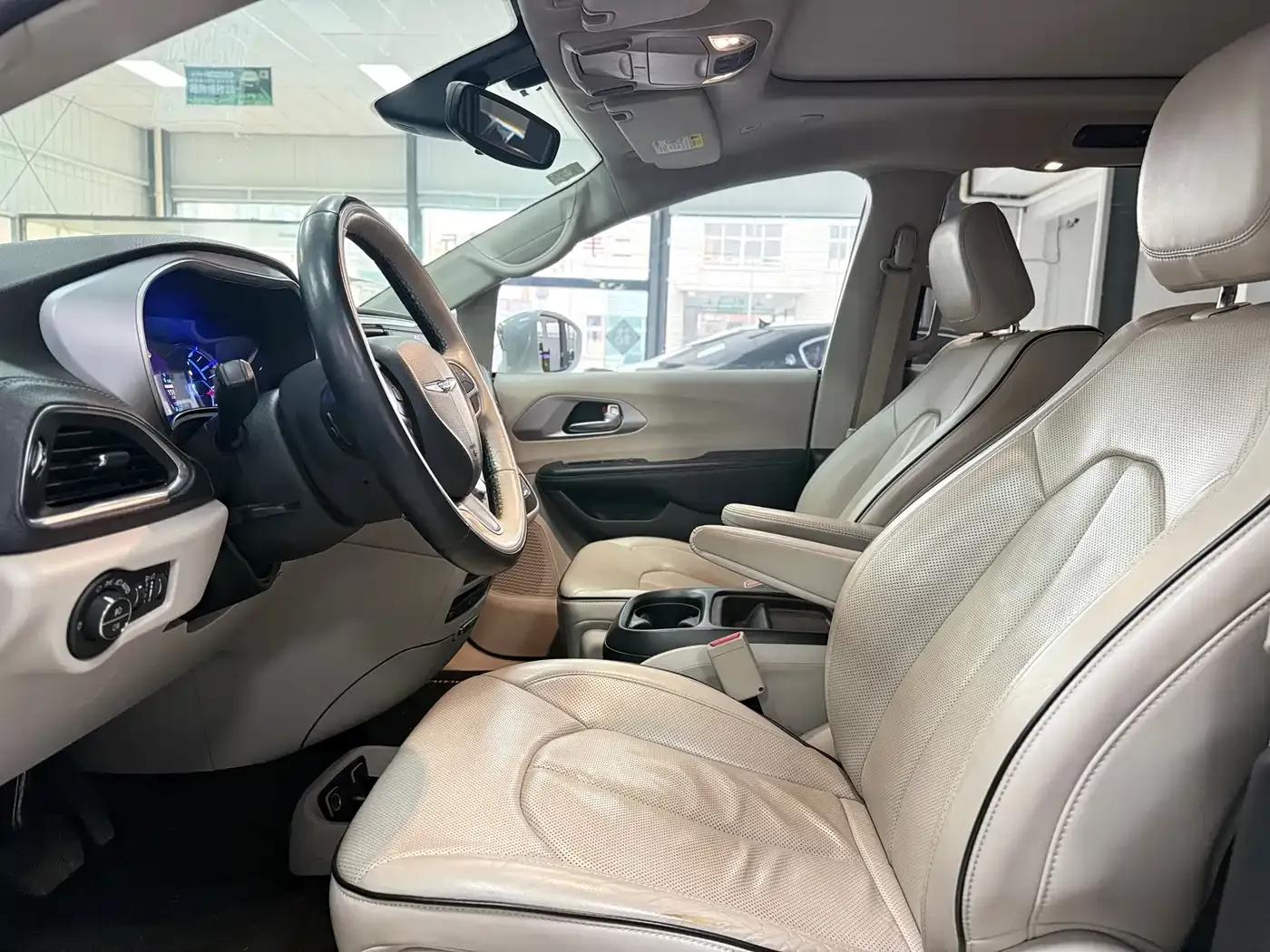2018 Imported Grand Voyager PHEV 3.6L Plug-in Hybrid — миниатюра 8