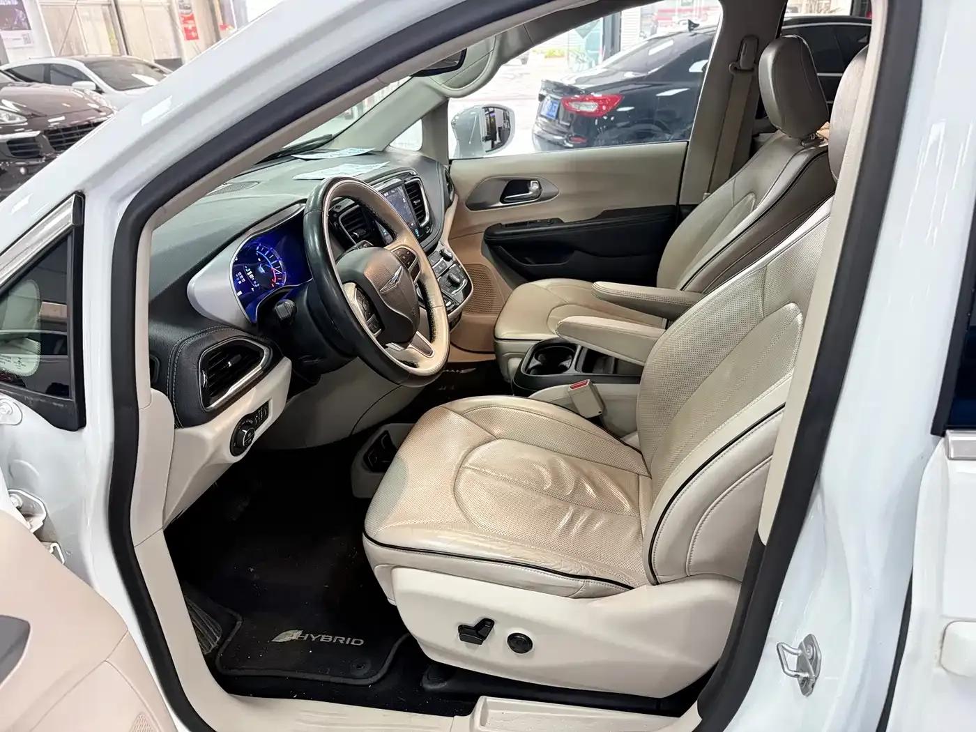 2018 Imported Grand Voyager PHEV 3.6L Plug-in Hybrid — миниатюра 9