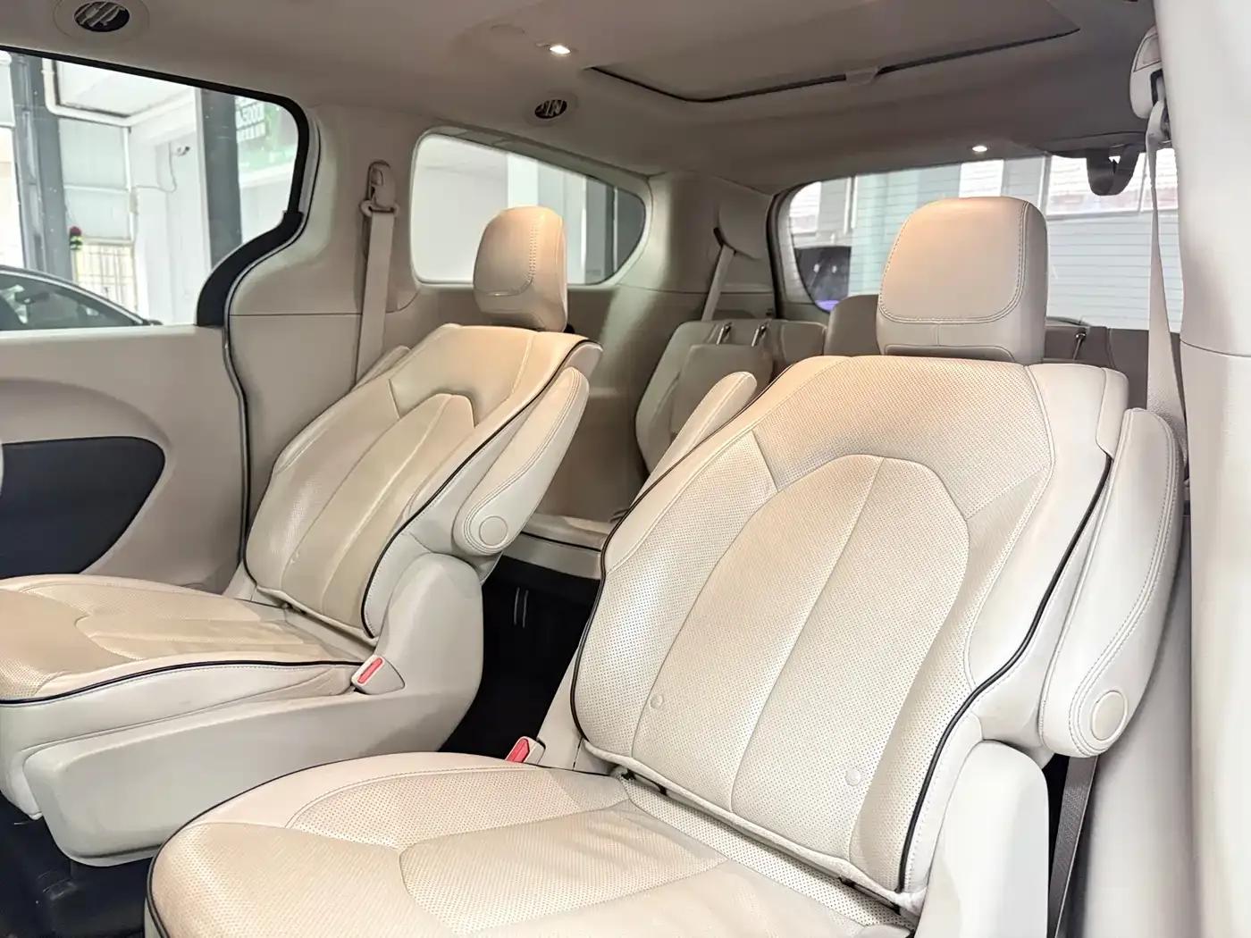 2018 Imported Grand Voyager PHEV 3.6L Plug-in Hybrid — миниатюра 10
