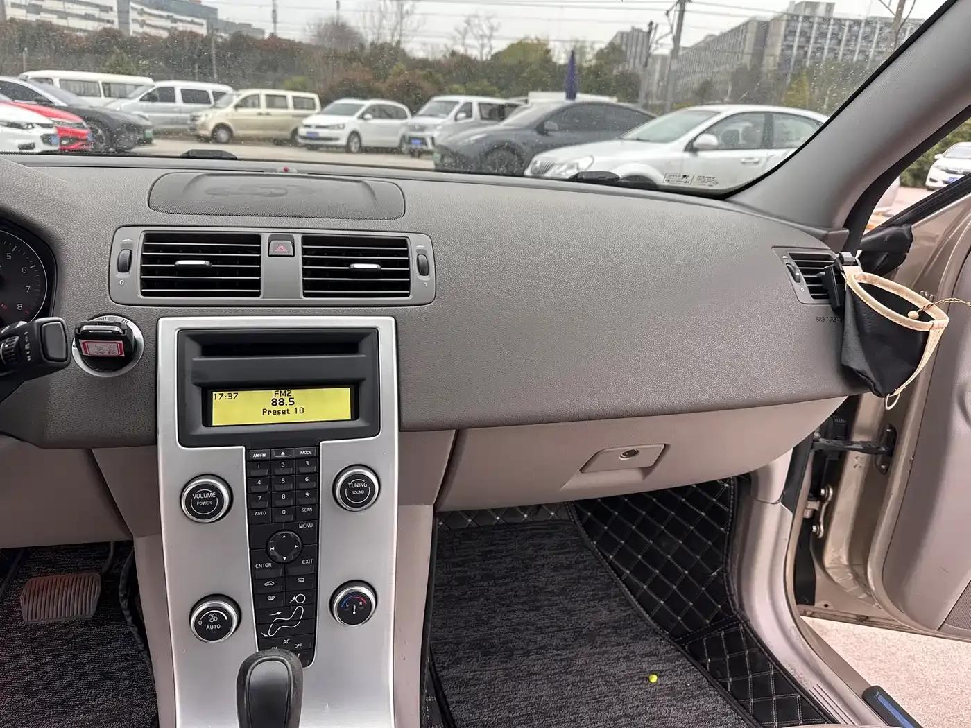 Volvo S40 2012 2.0L Automatic Premium Edition — миниатюра 8