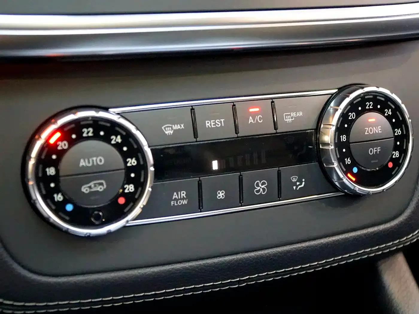 2012 Mercedes-Benz M-Class AMG ML 63 — миниатюра 13