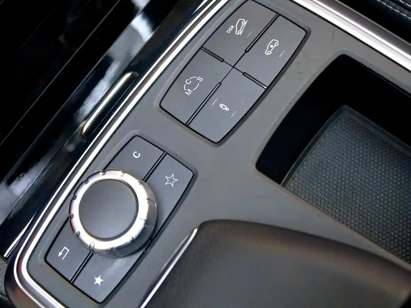 2012 Mercedes-Benz M-Class AMG ML 63 — миниатюра 15