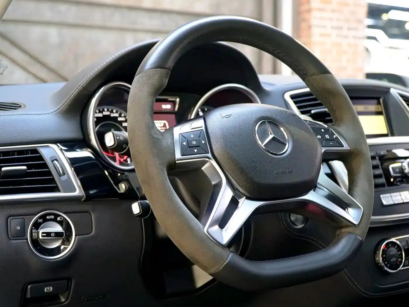 2012 Mercedes-Benz M-Class AMG ML 63 — миниатюра 17
