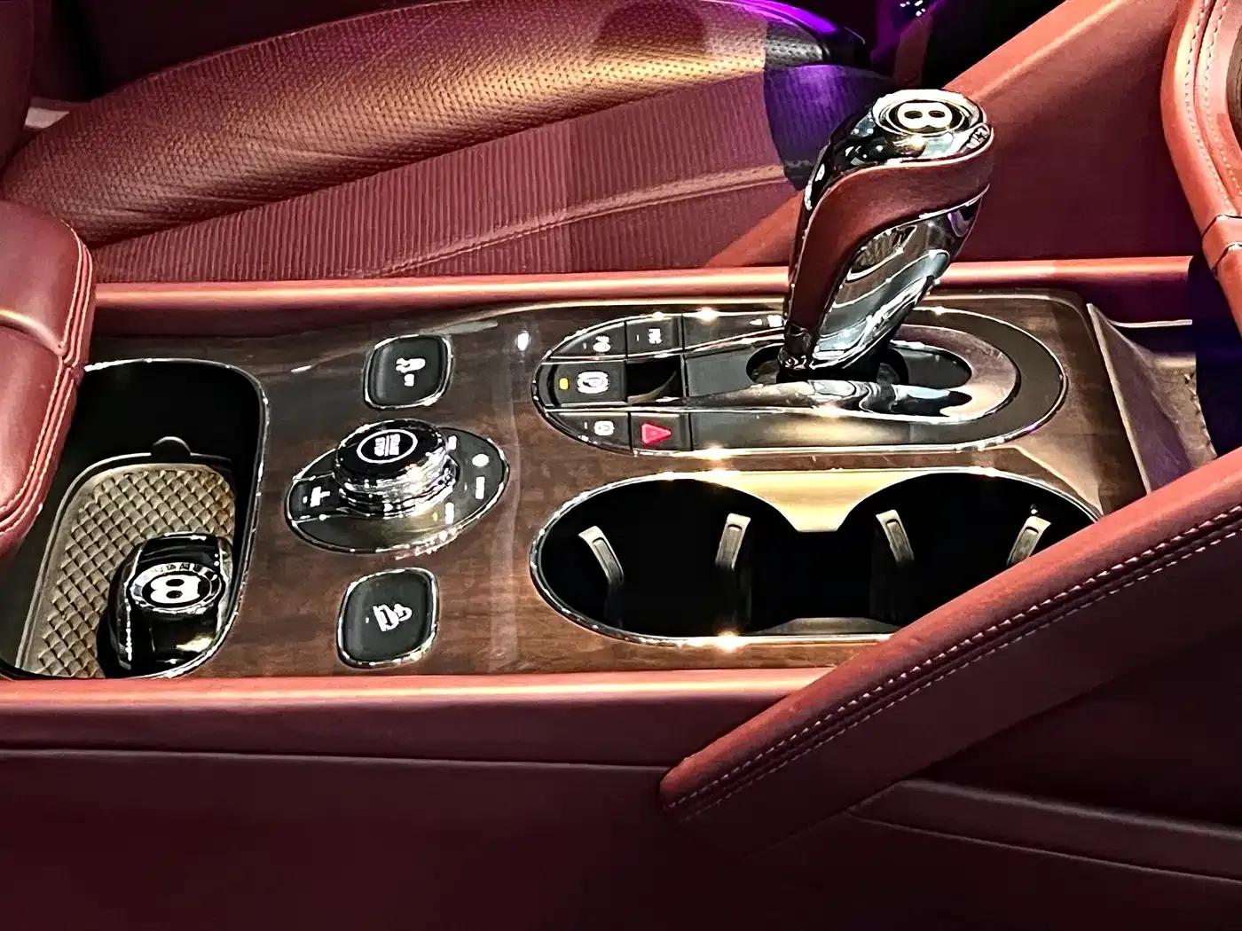 Bentayga Plug-in Hybrid 2021 3.0T PHEV — миниатюра 31