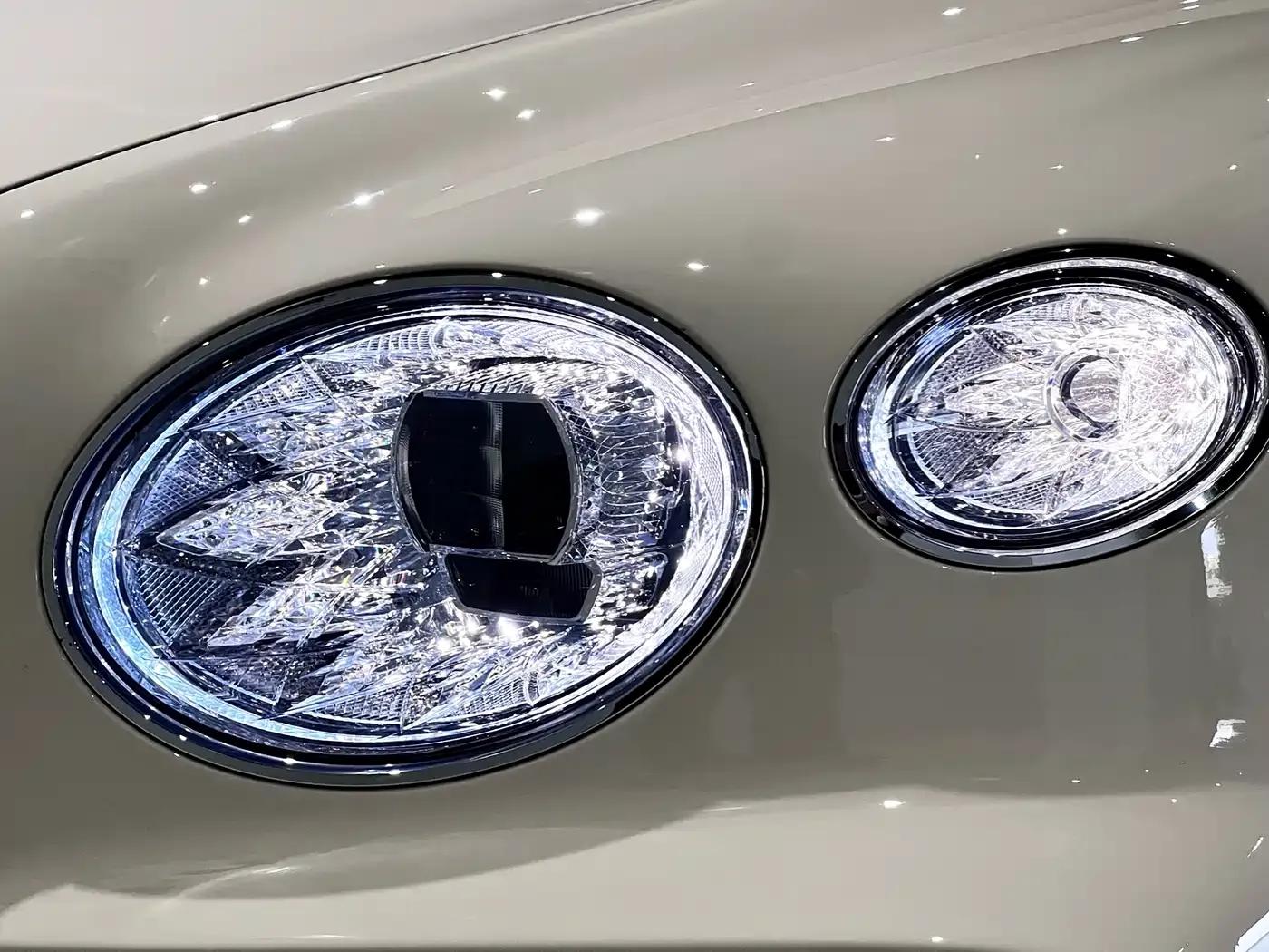 Bentayga Plug-in Hybrid 2021 3.0T PHEV — миниатюра 8