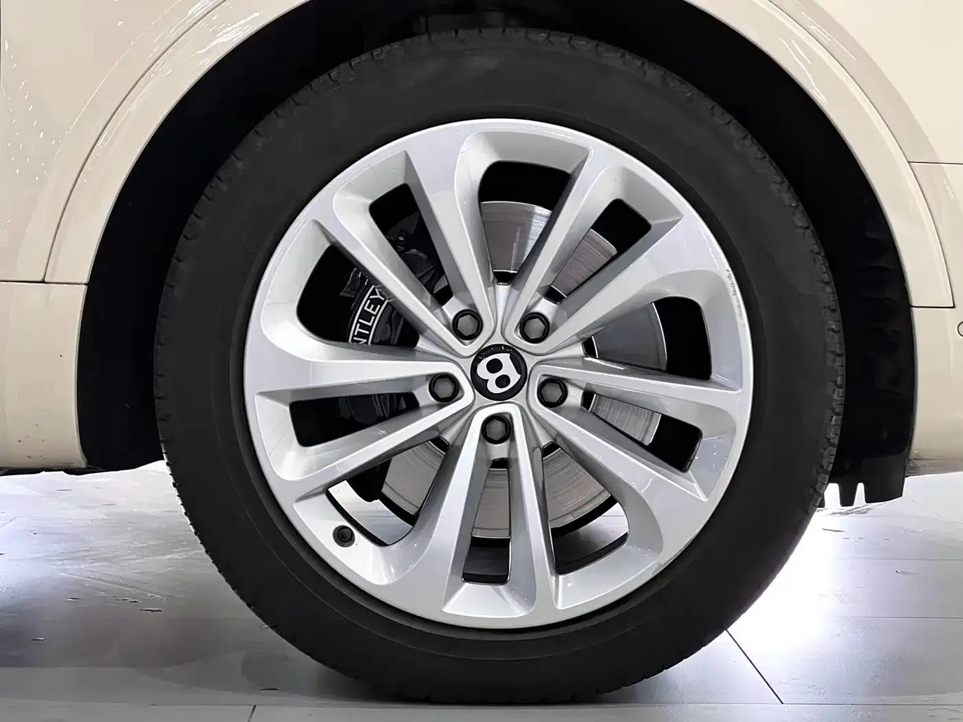 Bentayga Plug-in Hybrid 2021 3.0T PHEV — миниатюра 10