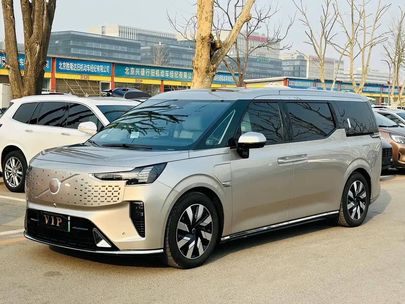 Volvo EM90 2025 Ultra 6-seater — миниатюра 1