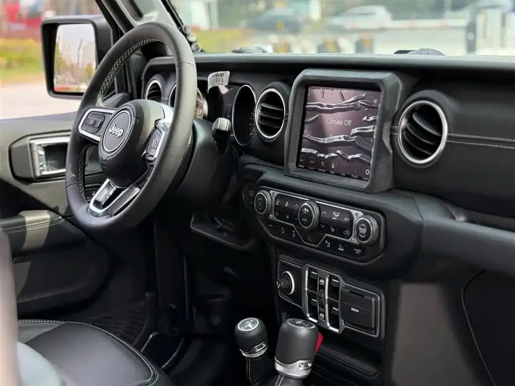 Gladiator 2023 3.6L Overland — миниатюра 17