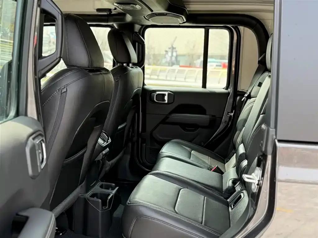 Gladiator 2023 3.6L Overland — миниатюра 19