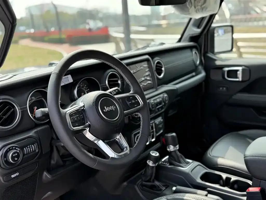 Gladiator 2023 3.6L Overland — миниатюра 10
