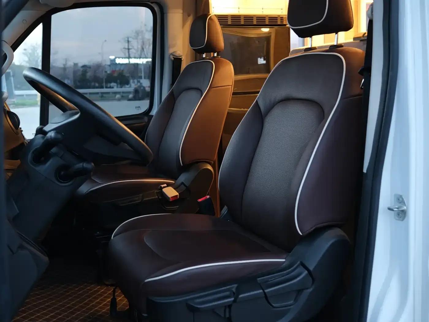 Iveco Daily 2018 3.0T Extra Long Wheelbase High Roof Commercial Van F1C — миниатюра 18