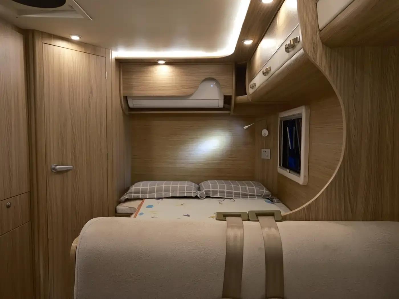Iveco Daily 2018 3.0T Extra Long Wheelbase High Roof Commercial Van F1C — миниатюра 21